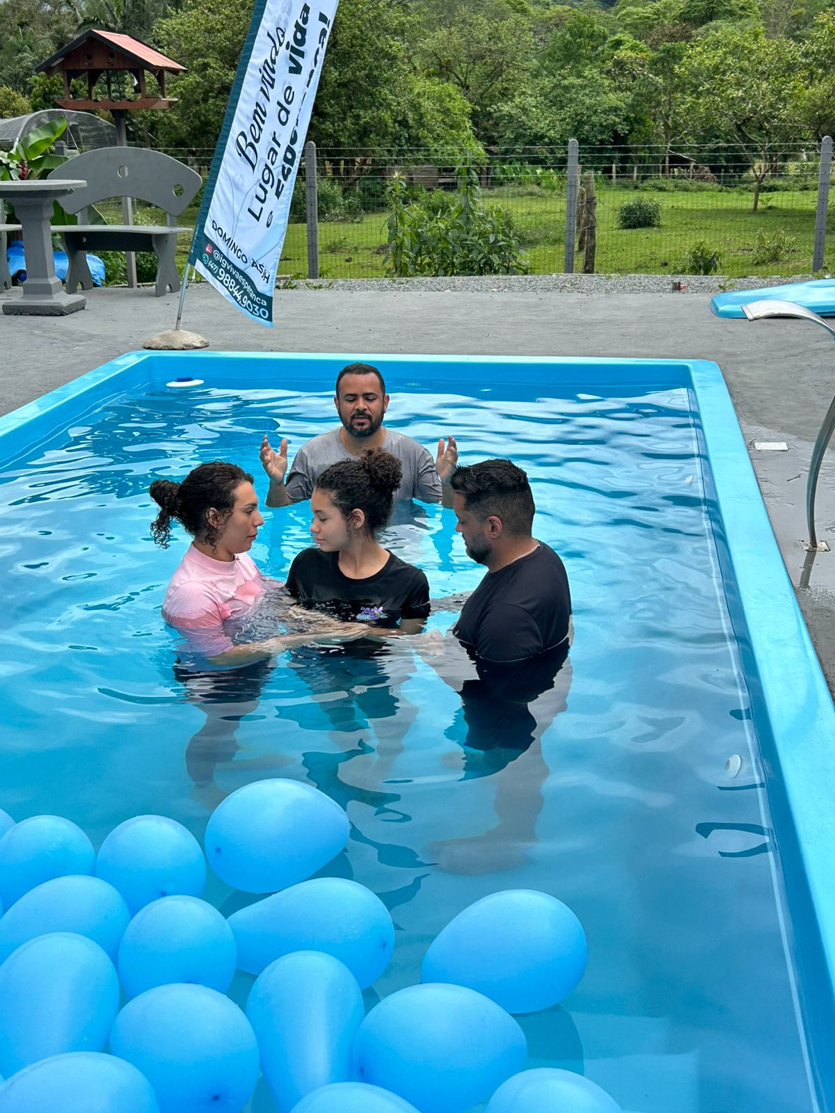 Batismo na piscina ao ar livre