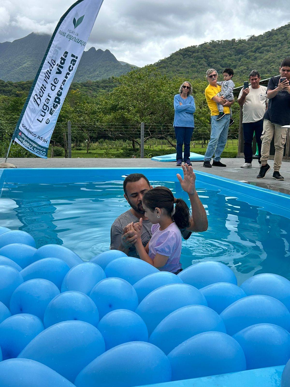 Batismo ao ar livre com a igreja Viva Esperança