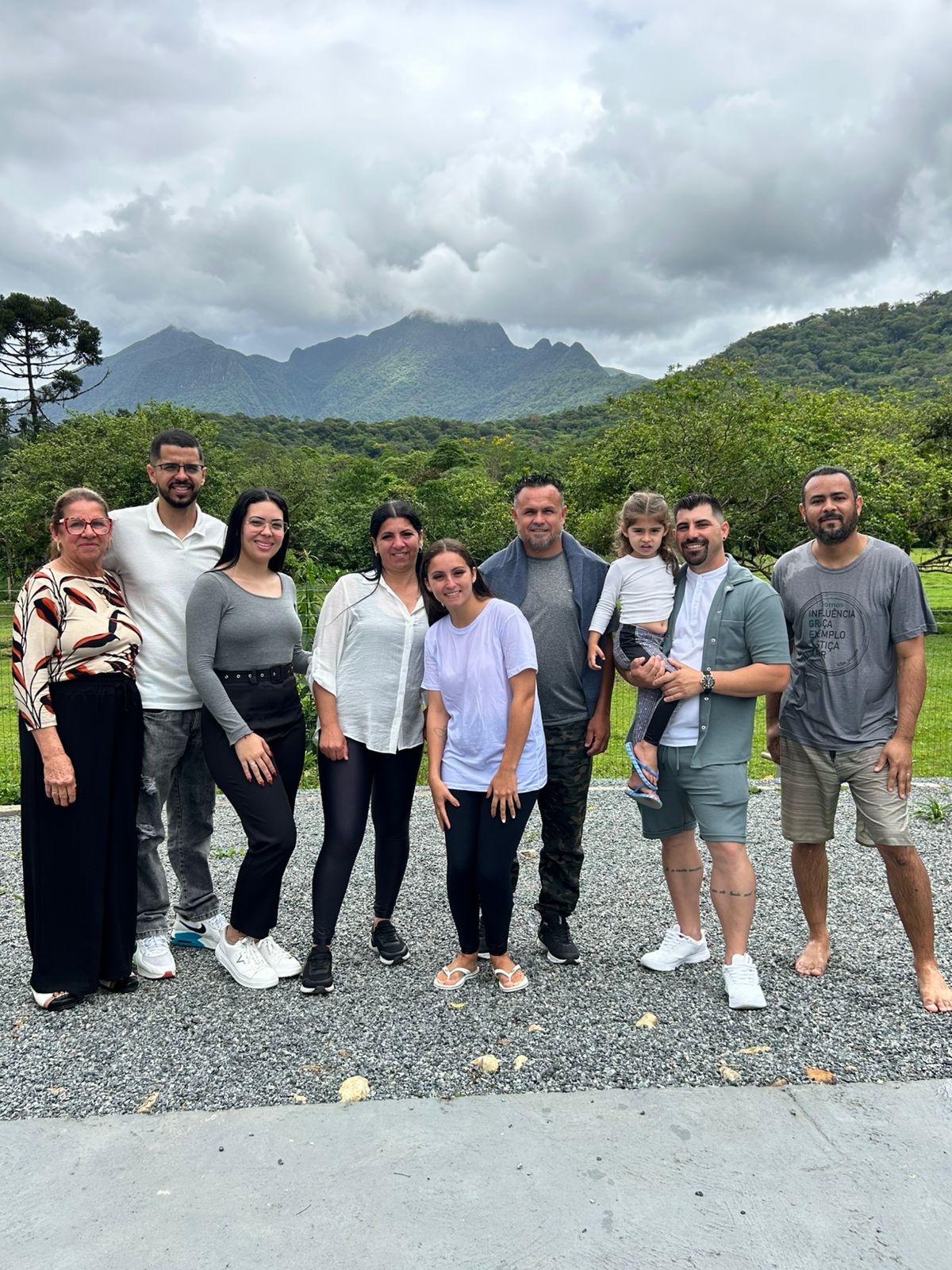 Equipe da igreja reunida com montanhas ao fundo