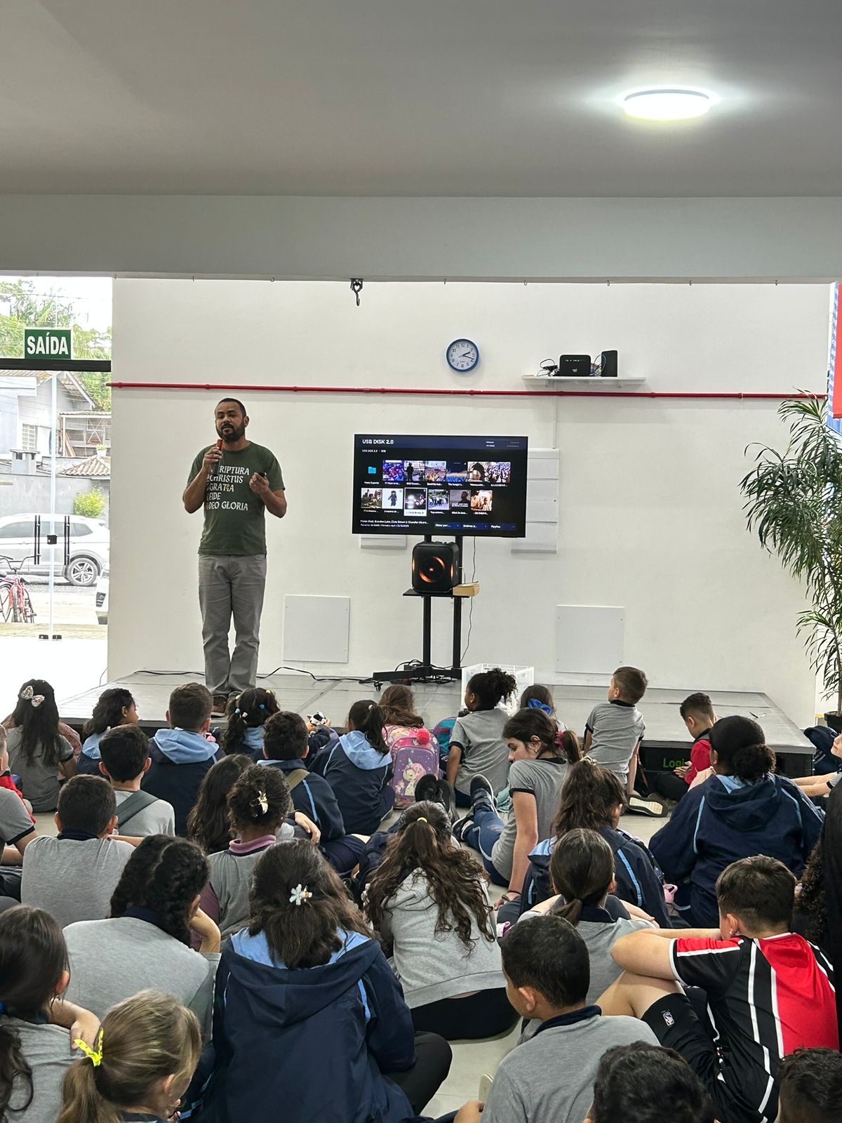 Pastor ensinando para crianças sentadas no chão