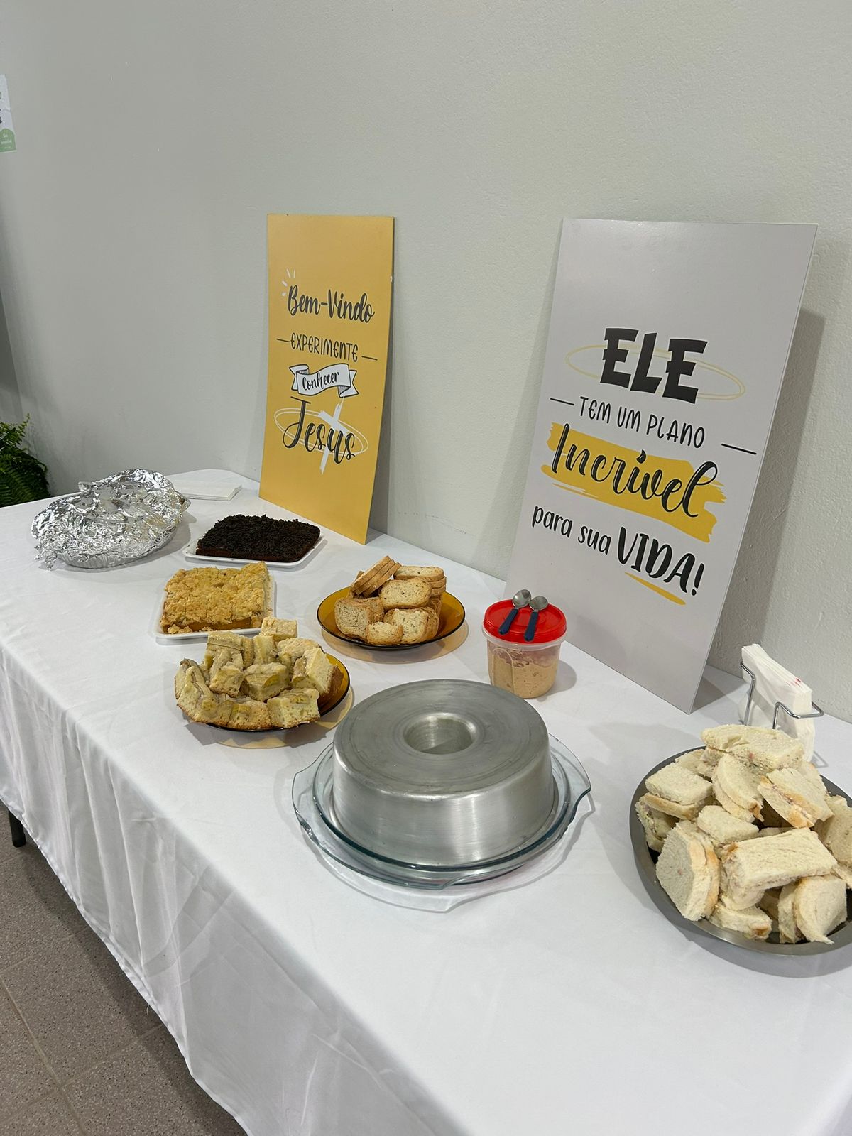 Mesa de boas-vindas com alimentos e decoração