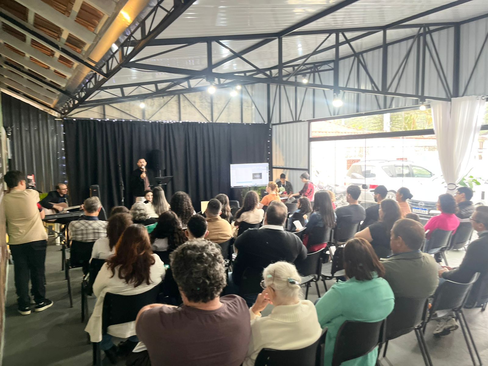 Vista traseira do culto mostrando a congregação
