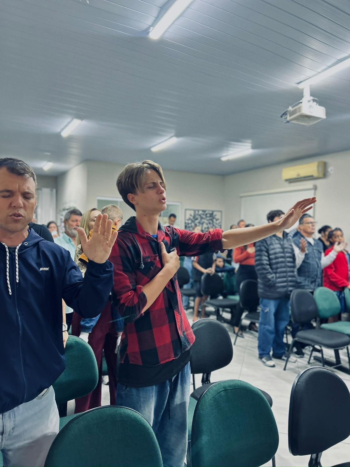 Momento de adoração com mãos levantadas