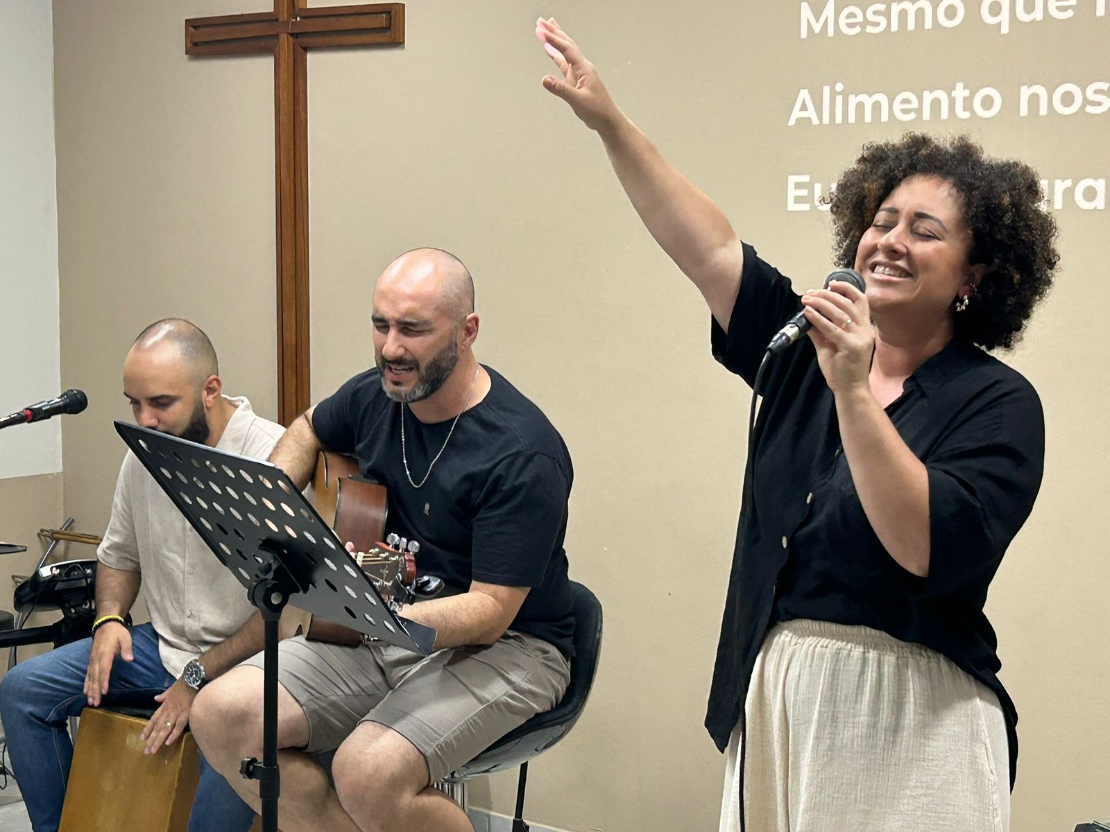 Time de louvor durante adoração